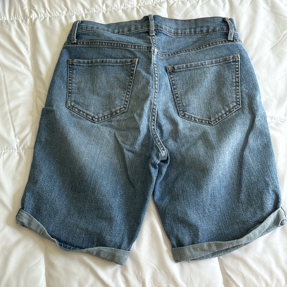 Old navy size 4 Jean shorts - Picture 2 of 4